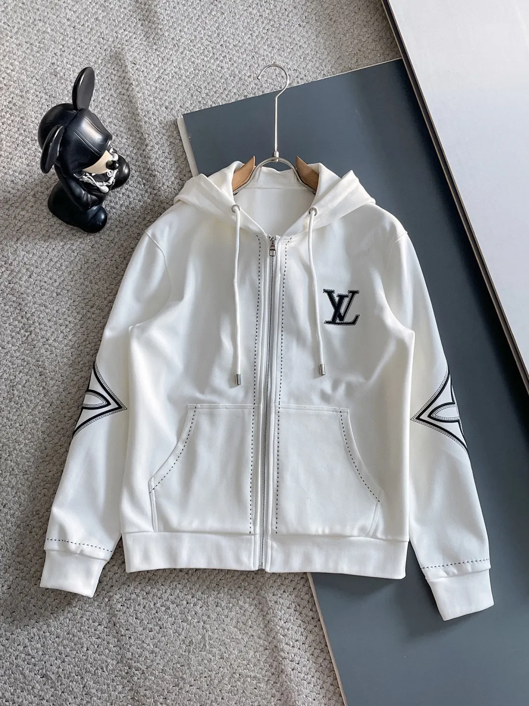 🅿️720 LV hot-selling suit is coming. Focus on the original version of the official website. 2025 new hot-selling cardigan suit. The original order is the best. 🇭🇰The meticulous work of top designers. It has a fitting and perfect upper body effect. All-natural high-quality Tencel Roman cotton 100%, close-fitting comfort, noble and elegant! Original hardware embodies elegance and nobility! Counter size: M-3XL (maximum wear up to 190 pounds)